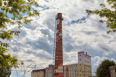 Vitebsk, Beyaz Rusya - 7 Temmuz 2018: Sanayi pişirme üzerinde eski tuğla baca.