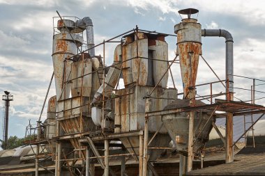 Vitebsk, Beyaz Rusya - 7 Temmuz 2018: yem fabrikaları fabrikada kamyon yükleme için tarım hububat silosuna.