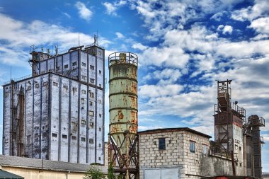 Vitebsk, Beyaz Rusya - 7 Temmuz 2018: büyük ölçekli ekmek, tahıl kurutma ve depolama silo sistemleri mekanize fırın.