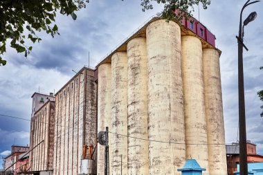 Vitebsk, Beyaz Rusya - 7 Temmuz 2018: Tarım silo gıda, yem ve diğer taneli ya da toz malzemeleri, tahıl kova Asansör mekanize ekmek üzerinde depolamak için kullanılan.