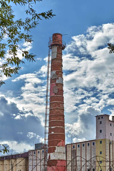 Vitebsk Wit Rusland Juli 2018 Een Fabriek Schoorsteen Buis Tegen — Stockfoto