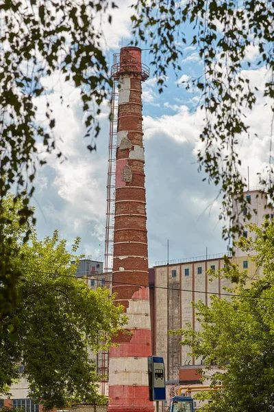 ヴィテプスク ベラルーシ 2018 古いパイプ工場の煙突大規模パン屋さんにある 赤れんが造りの — ストック写真