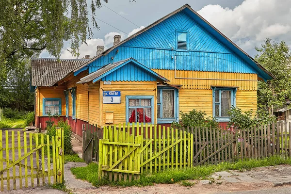 Vitebsk Białoruś Lipca 2018 Stary Drewniany Dom Wiejski Niebieskim Dachem — Zdjęcie stockowe