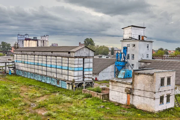 ヴィテプスク ベラルーシ 2018 産業景観 いくつかの古いれんが造りの倉庫や曇りの天候の穀物をふるい機 — ストック写真