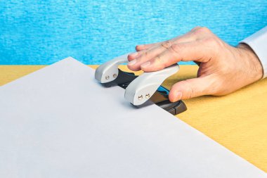 Ofiste belgelerle çalışmak için bir yumruk kullanımı.