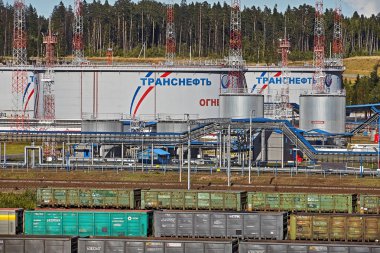 St. Petersburg, Rusya - 7 Ağustos 2018: Transneft Ust-Luga bağlantı noktası, petrol depolama tankı Rus petrol boru hattı.