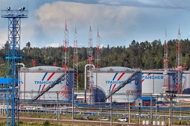 St. Petersburg, Rusya - 7 Ağustos 2018: Petrol depolama terminali, tank sahası Ust-Luga petrol depo.