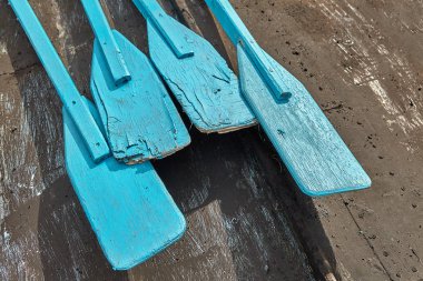 Dört mavi kürekler ters teknenin alt yüzeyinde yalan.