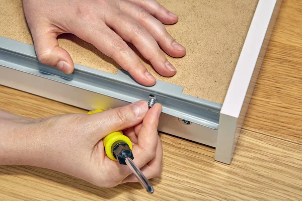 Uso Fixadores Móveis Montar Uma Gaveta Mãos Construtor Móveis Close — Fotografia de Stock