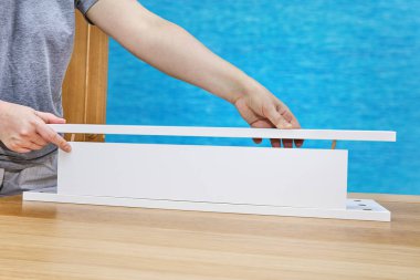 Düz paketi kullanarak mobilya montaj ahşap süzgeçte sunta birlikte katılmak için dişli.