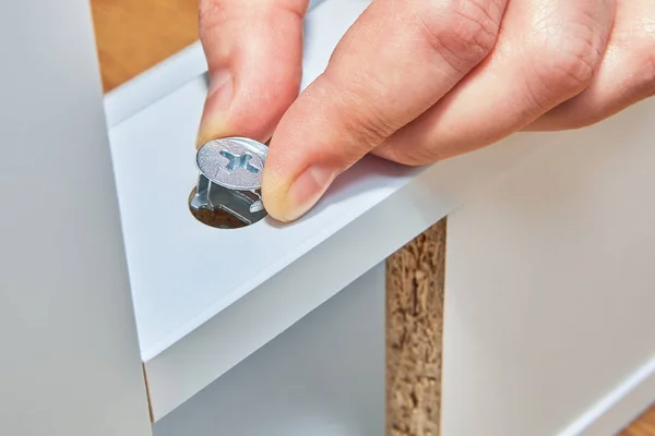 Handyman Pone Una Tuerca Bloqueo Leva Pierna Una Mesa Madera — Foto de Stock