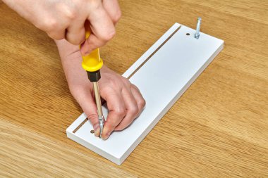 Ürün montajı bağlayıcı cıvata sunta, düz pack mobilya montaj Servisi, ek-birlikte eklem yapılan mobilyaları ile sıkılaştırır.