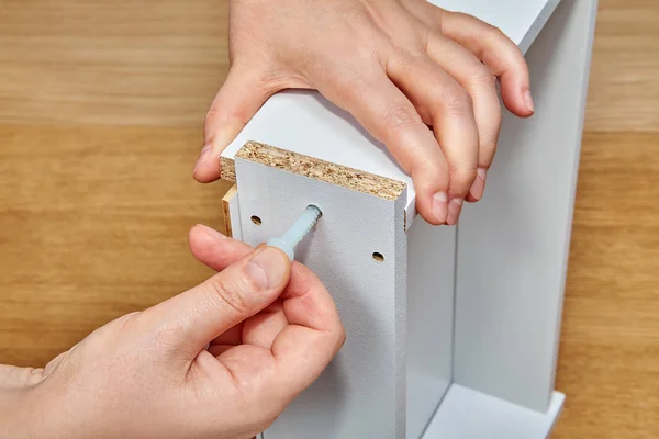 Meubels Assembler Zet Een Plastic Pin Het Gat Het Oppervlak — Stockfoto