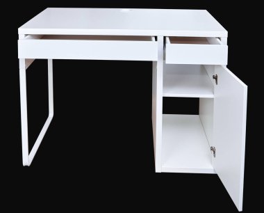 Ofis masası ile açılan bir kapı ve siyah arka plan üzerine izole iki çekmece bir kabine ile.