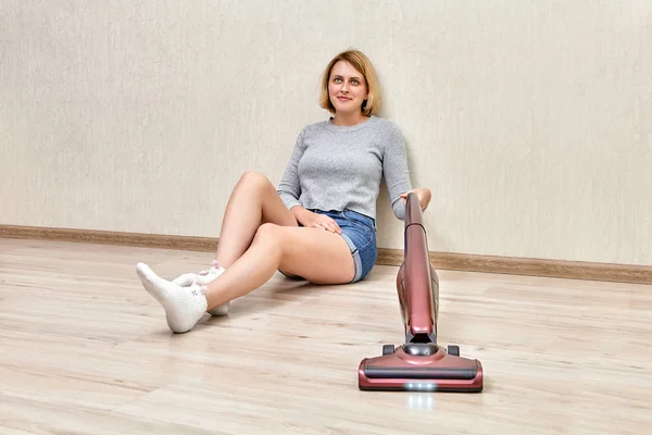 Señora Limpieza Cansada Está Aspirando Sentada Suelo Con Ayuda Del — Foto de Stock