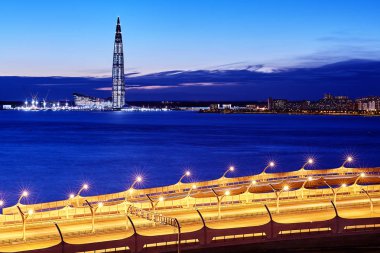St. Petersburg, Rusya - 22 Ağustos 2018: Gece şehir - Lakhta merkezi gökdelen ve Finlandiya Körfezi Panoraması.