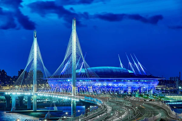 サンクトペテルブルク ロシア連邦 2018 モダンな斜張橋とサッカー スタジアムをサンクトペテルブルクで夕方の空の背景 — ストック写真