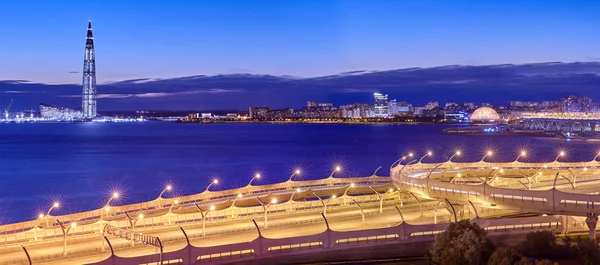 他の側がフィンランド湾の背景に吸音性障壁の西の高速直径は Lakhta センター サンクトペテルブルク ロシア連邦 2018 — ストック写真
