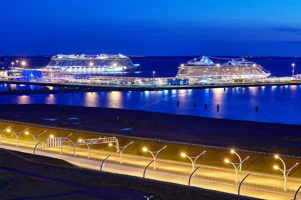St. Petersburg, Rusya - 22 Ağustos 2018: gemiler, gece ışıkları, içinde yolcu bağlantı noktası Saint Petersburg'da Finlandiya Körfezi tarafından yaktı.