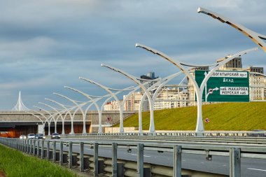 St. Petersburg, Rusya - 24 Ağustos 2018: Batı yüksek hızlı çapı güvenlik bariyerleri ve Saint Petersburg bir panoda yol işareti.