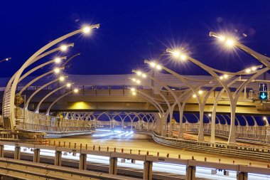 Saint Petersburg, Rusya - 24 Ağustos 2018: Gece karayolu gürültü bariyer çit ve mavi saat cinsinden yol dilimi ile.