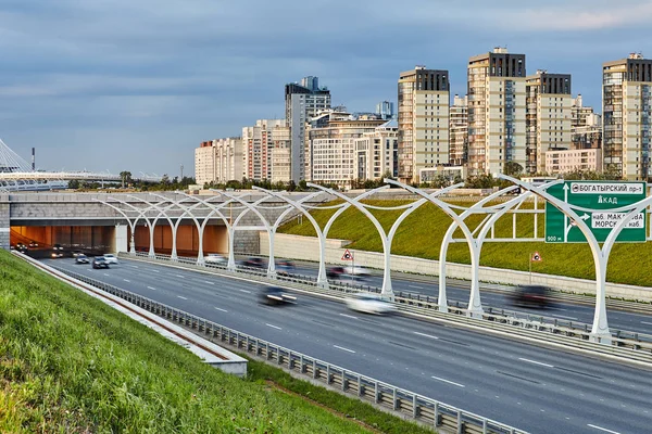 サンクトペテルブルク ロシア連邦 2018 道路フェンス障壁とトンネル サンクトペテルブルクに入る車で高速道路の平面図 — ストック写真