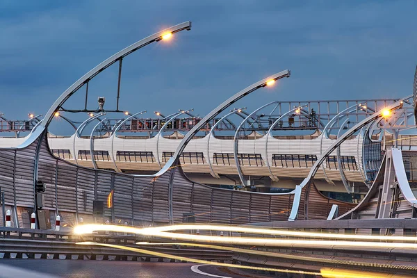 高速道路防音フェンス壁と道路塀と青の時間でサンクトペテルブルクでサンクトペテルブルク ロシア連邦 2018 照らされた西部高速の直径 — ストック写真