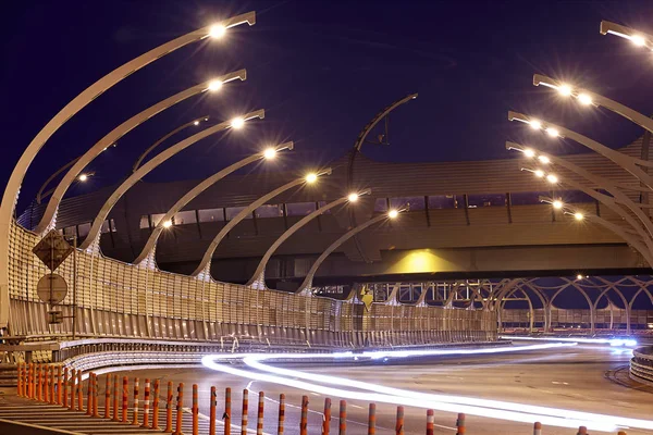 俄罗斯圣彼得堡 2018年8月24日 圣彼得堡的照明高速公路与高速公路隔音屏障面板和灵活的护栏 以分离道路从工作地点 — 图库照片