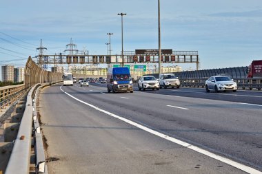 St. Petersburg, Rusya - 28 Ağustos 2018: otomobil sürücü karayolu ses geçirmez bariyer paneli ve yol çit bariyer ile çevre yolu boyunca.