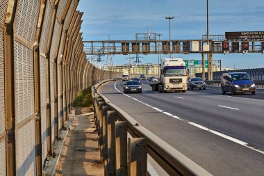 Saint Petersburg, Rusya Federasyonu - 28 Ağustos 2018: otomobil ve kamyon ses geçirmez bariyer masası ve güvenlik bariyer çit ile çevre yolu boyunca sürüş.