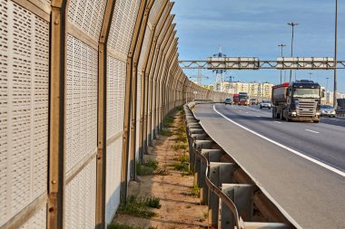 St. Petersburg, Rusya - 28 Ağustos 2018: kamyon sürücüleri otoyol otoyol ses geçirmez bariyer paneli ve trafik bariyeri ile birlikte.