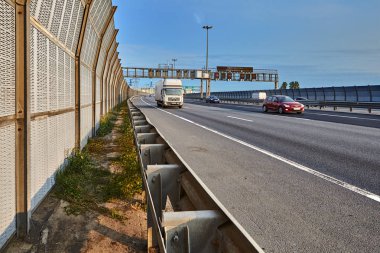 Saint Petersburg, Rusya - 28 Ağustos 2018: kamyon ve yol güvenliği çarpışma bariyer ile ve ses geçirmez bypass yol boyunca birkaç otomobil sürücüsü.