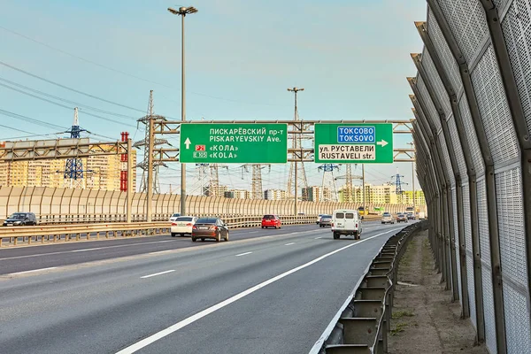 Petersburg Rosja Sierpień 2018 Kilka Samochodów Jazdy Wzdłuż Obwodnicy Autostrady — Zdjęcie stockowe