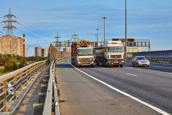 San Pietroburgo Russia Agosto 2018 Camion Guidano Lungo Tangenziale Con — Foto Stock