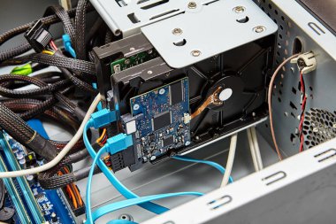 Bir sabit sürücü Sata kullanarak tipik Bağlantı kablolar, mavi kablo Sata veri ve aşağıdaki konektöründen güç Sata kablosu.