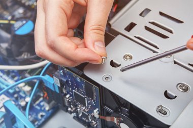 Unassembled masaüstü bilgisayarın sabit diskine tornavida yardımı ile değiştirme.
