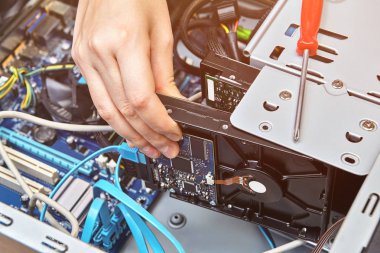 Tamirci unassembled kişisel bilgisayar için dahili sabit sürücü yükleme yakın çekim.