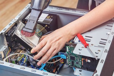 Toz masaüstü bilgisayardan HDD yardımıyla elektrikli süpürge ile temizlik.
