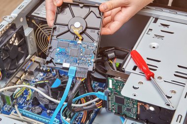 Unassembled masaüstü bilgisayar, belgili tanımlık sert sokmak yerine yakın çekim.