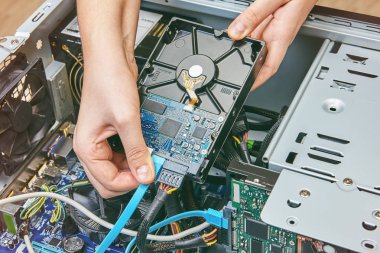 Sata veri kablosu kişisel bilgisayarın sabit disk sürücüsüne taktıktan.