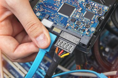 Veri kablosu masaüstü Pc Hdd Sata konektörlerine takın.