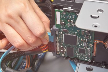 Kişisel bilgisayar, yakın çekim unassembled, anakart SATA kablosu bağlama.
