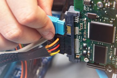 Veri kablosu ile anakart masaüstü Pc Hdd Sata konektörlerine takın.