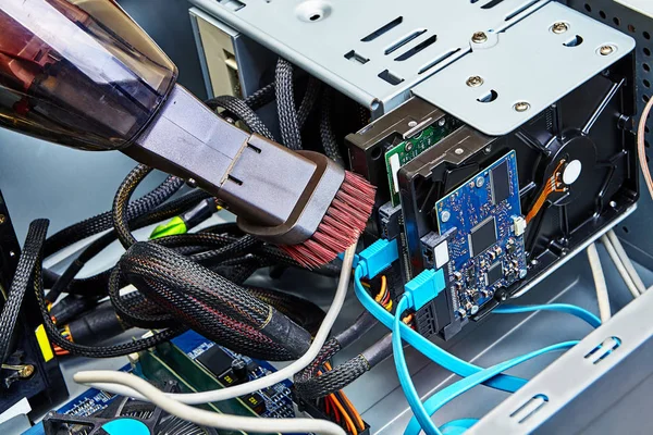 Limpieza Los Cables Que Están Conectados Controlador Duro Del Ordenador — Foto de Stock