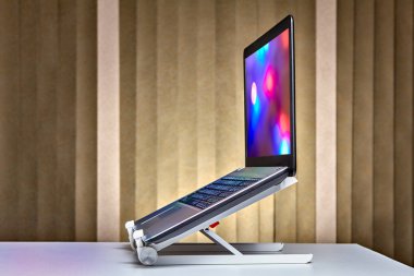 Çalışır ve yüklü notebook tutucu açılan dizüstü durumda.
