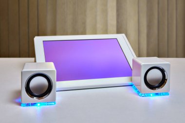 Led aydınlatma stand raf hangi yanındaki iki minyatür beyaz hoparlörlerle bir tablet Pc ile mor bir perde olduğunu.
