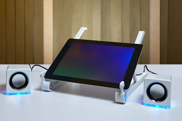 Tablet Está Conectado Pequeños Altavoces Externos — Foto de Stock