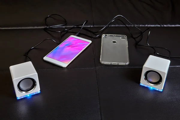 Sofá Encuentra Teléfono Inteligente Que Conectan Pequeños Altavoces Forma Cúbica —  Fotos de Stock