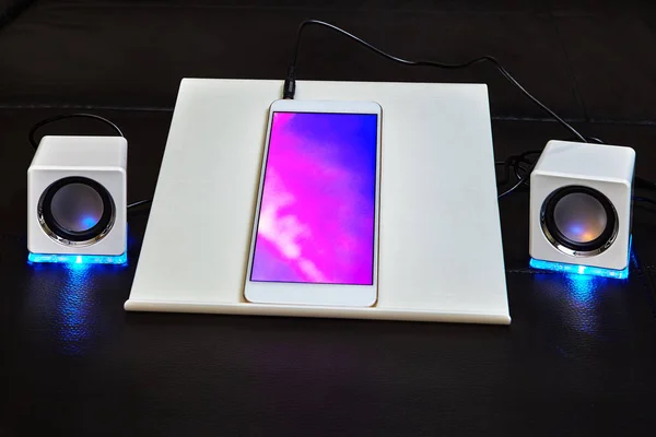 Teléfono Inteligente Está Conectado Dos Altavoces Forma Cubo Blanco Plástico — Foto de Stock