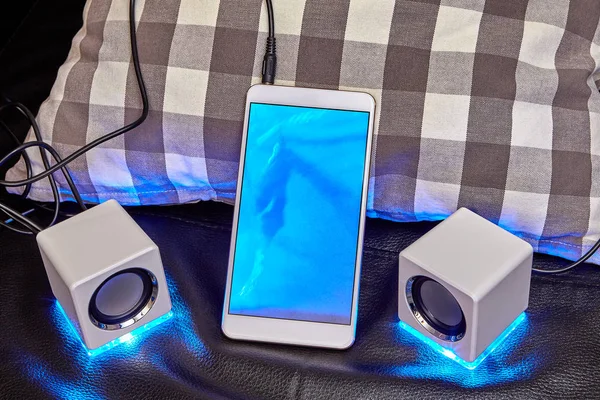 Ein Smartphone Mit Blauem Display Wird Über Ein Kabel Mit — Stockfoto